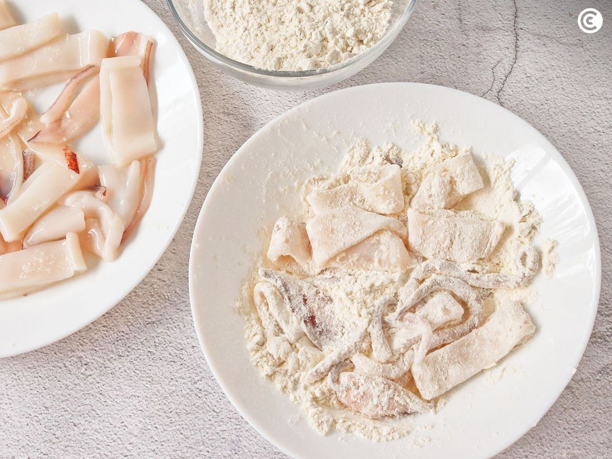 Enharinar el calamar para hacer rabas crujientes