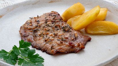 Secreto ibérico asado con manzana, receta de Karlos Arguiñano