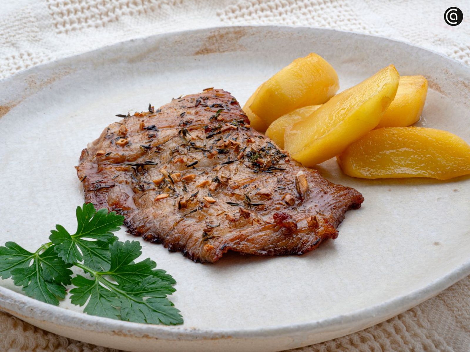 Secreto ibérico asado con manzana, receta de Karlos Arguiñano