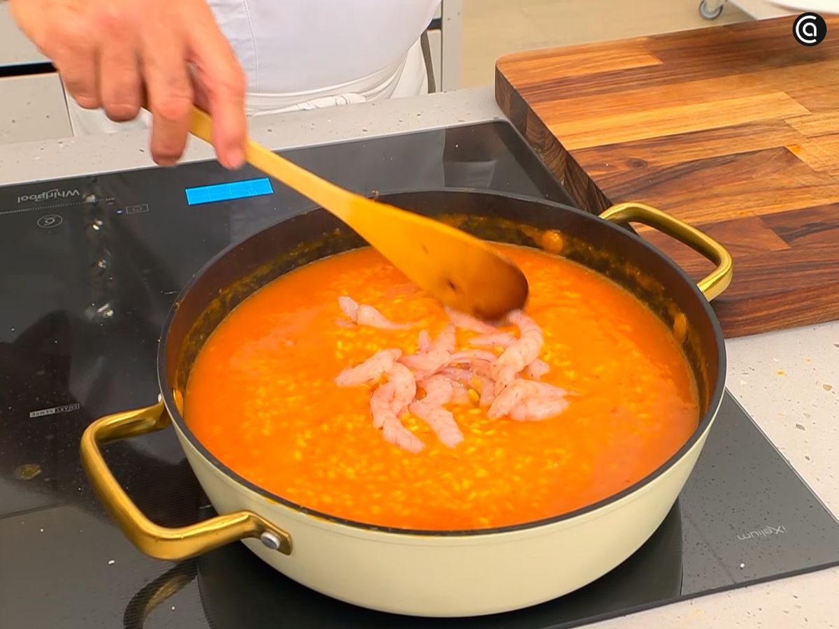 Incorpora las gambas y remueve suavemente