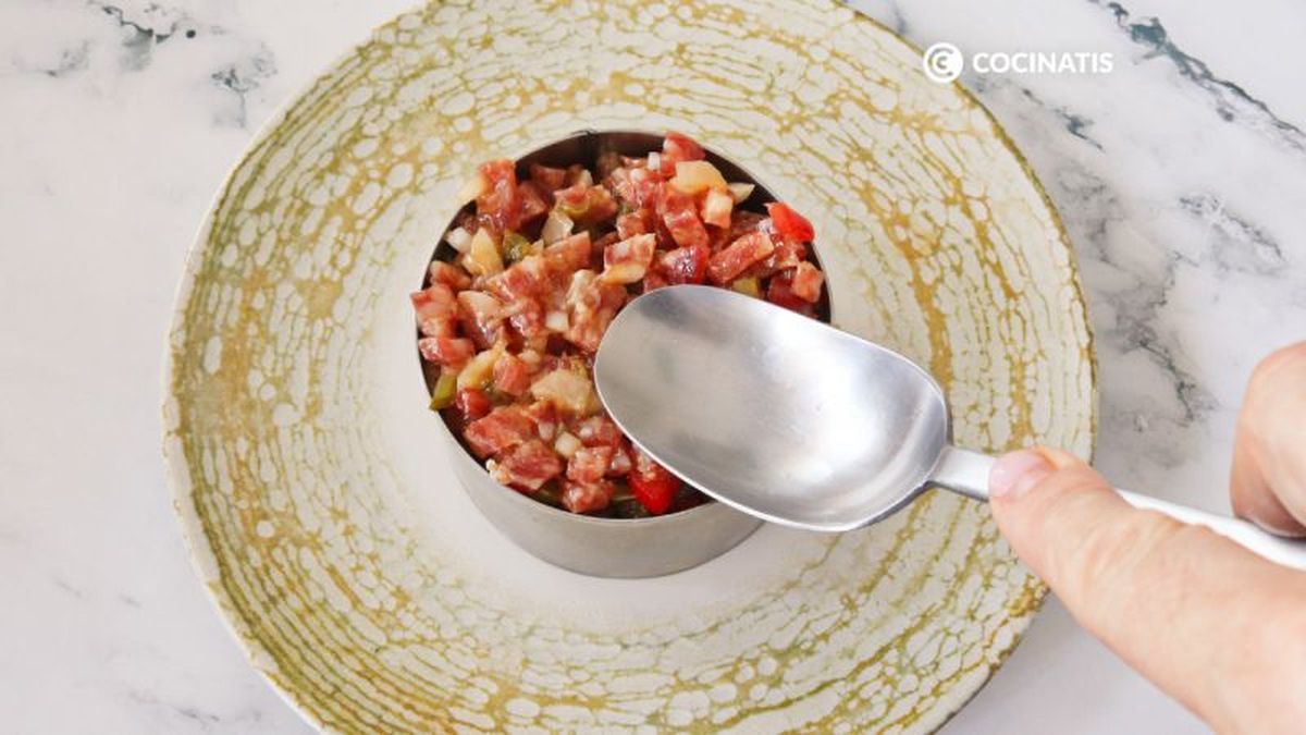 Damos forma al tartar con un aro de cocina