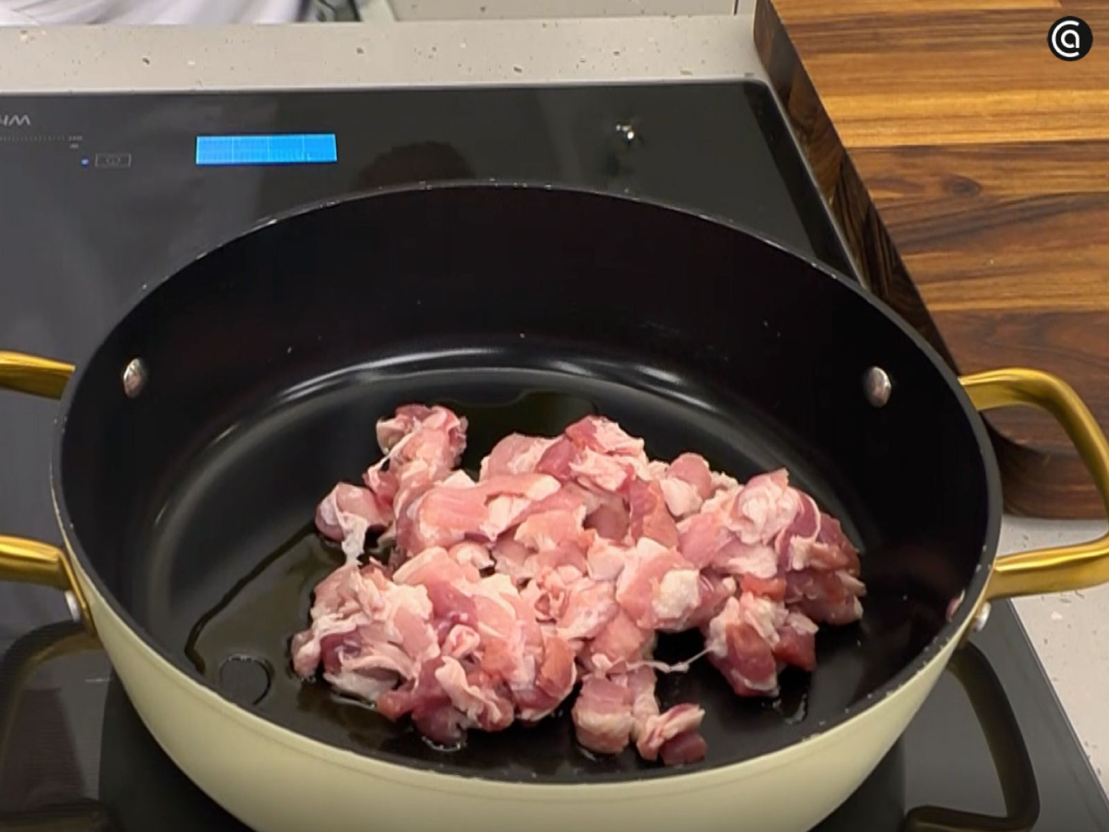 Los dados de panceta sueltan la grasa que aportará sabor al guiso.