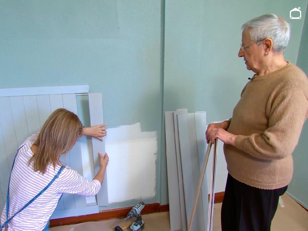 Yolanda Alzola colocando un friso en la pared para renovar un dormitorio para estudiante.