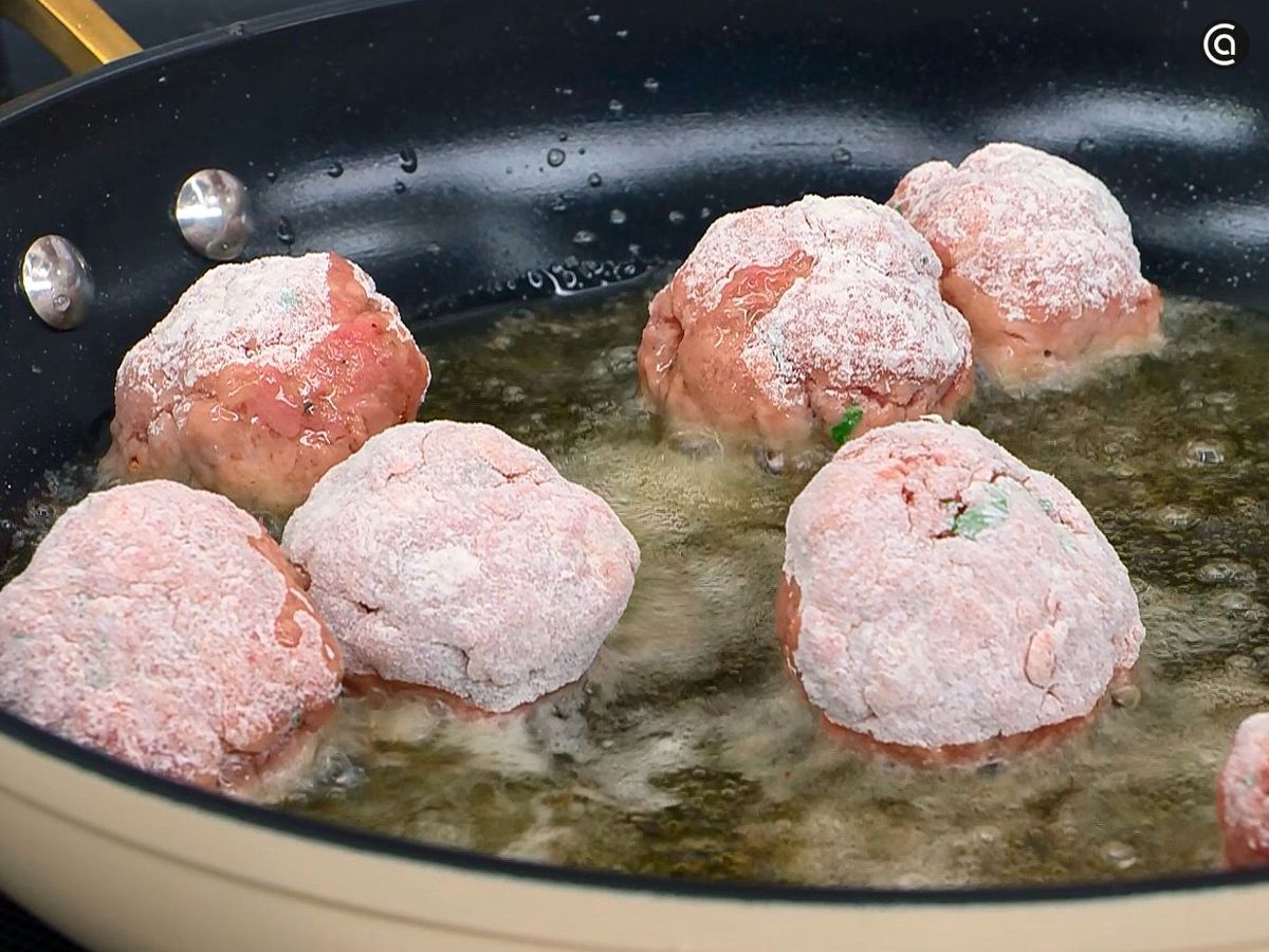 Fríe las albóndigas rellenas con queso