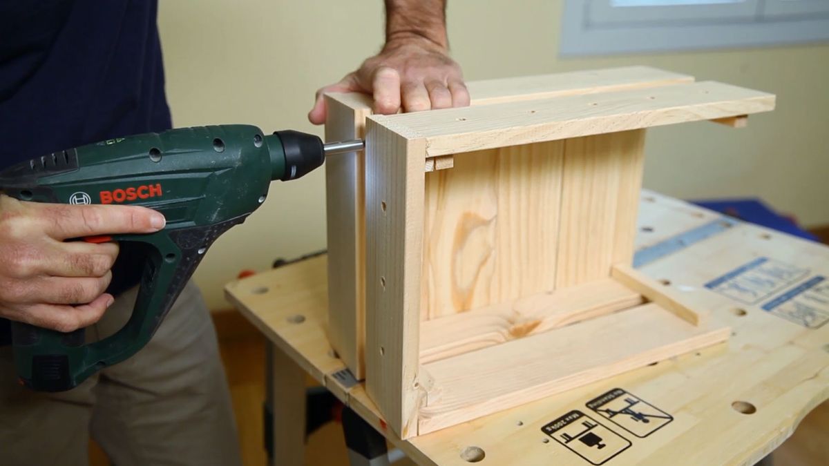 Hacer una mesilla de noche con una caja de madera paso 3