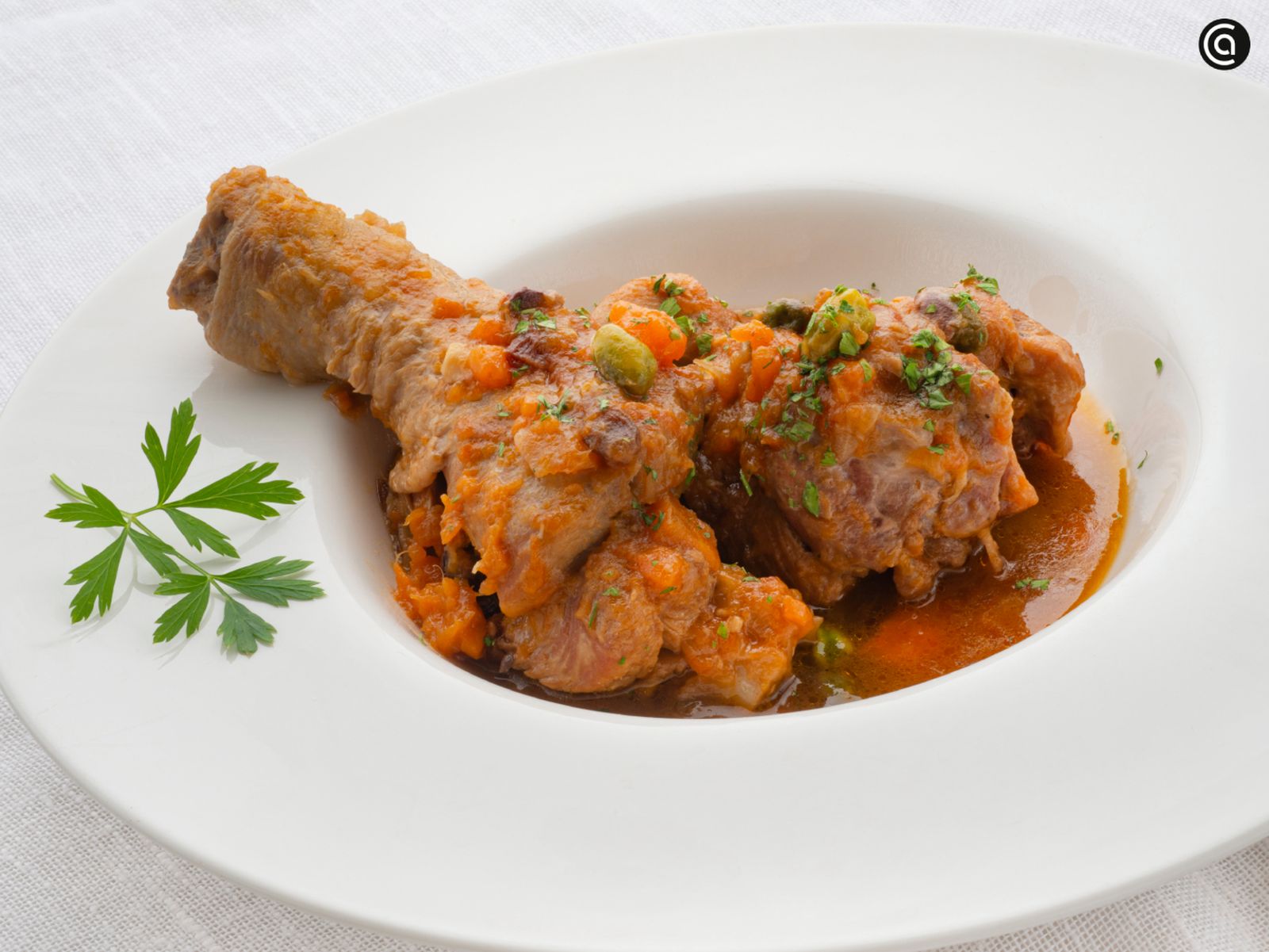 Muslo de pavo guisado con pasas y pistachos