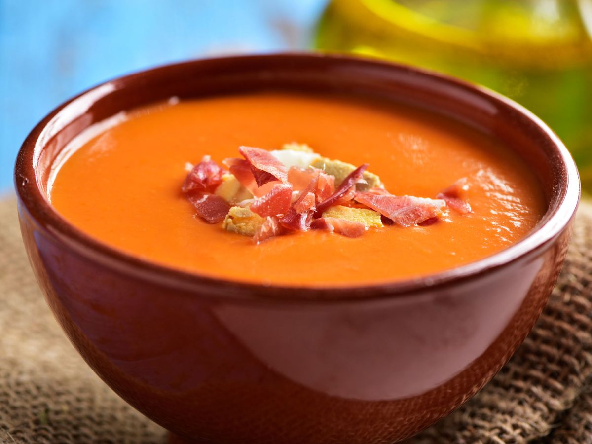 El salmorejo cordobés se acompaña de taquitos de jamón y huevo cocido.