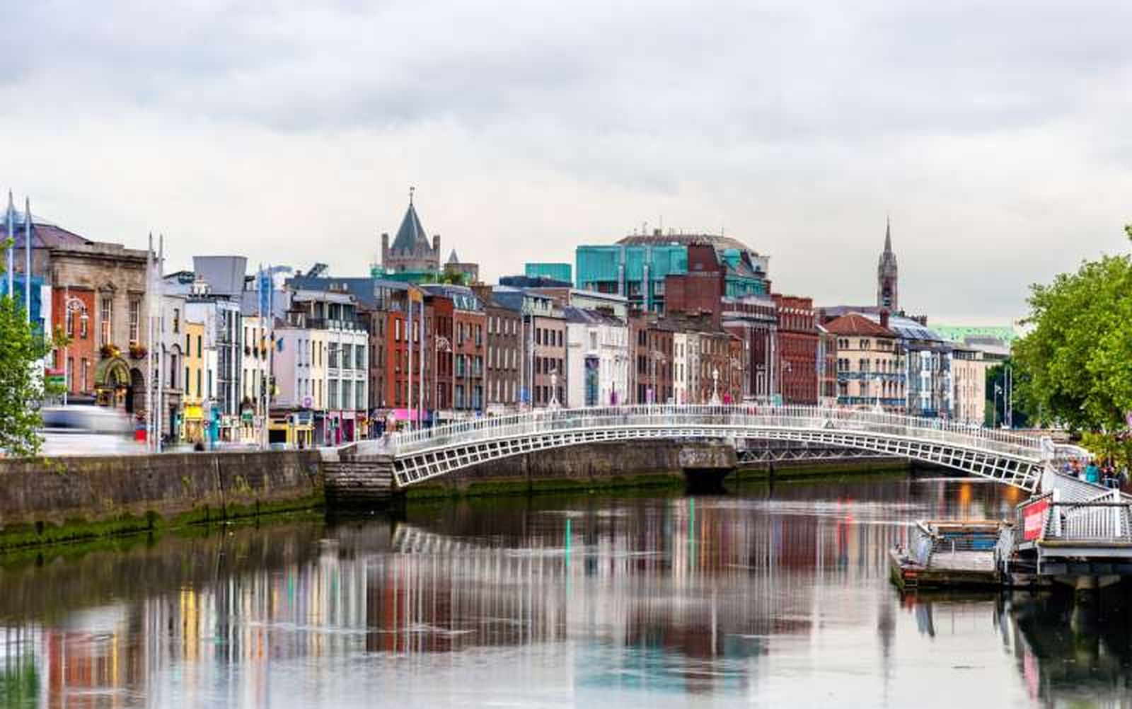 Vista con el puente de Ha'penny en Dublín Vista con el puente de Ha'penny en Dublín