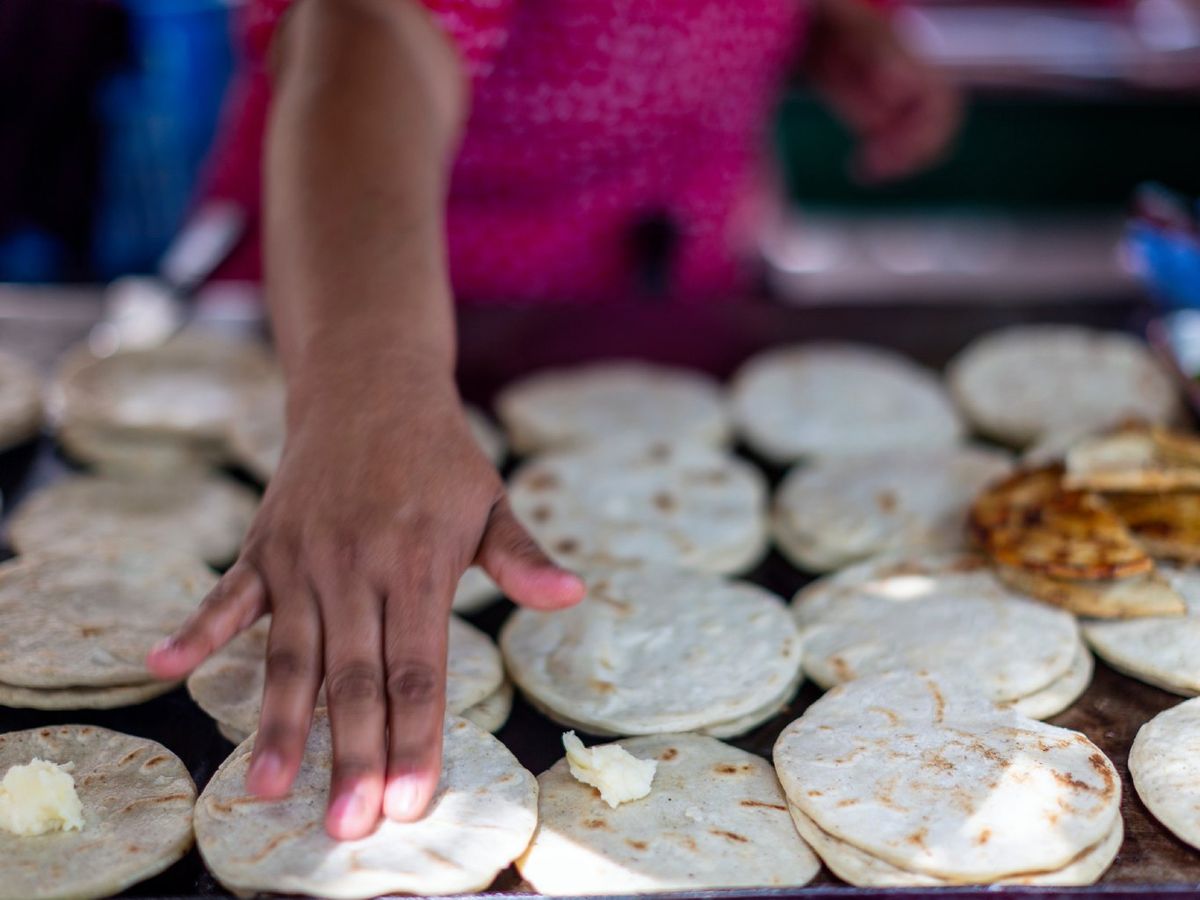 En El Salvador, las pupusas representan la cocina nacional