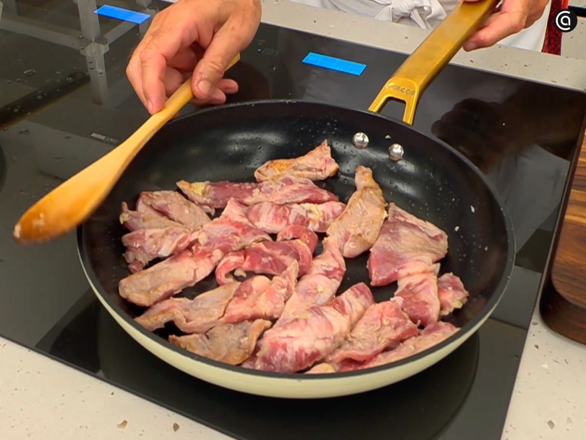Fríe la carne hasta que se dore y espolvorea con perejil