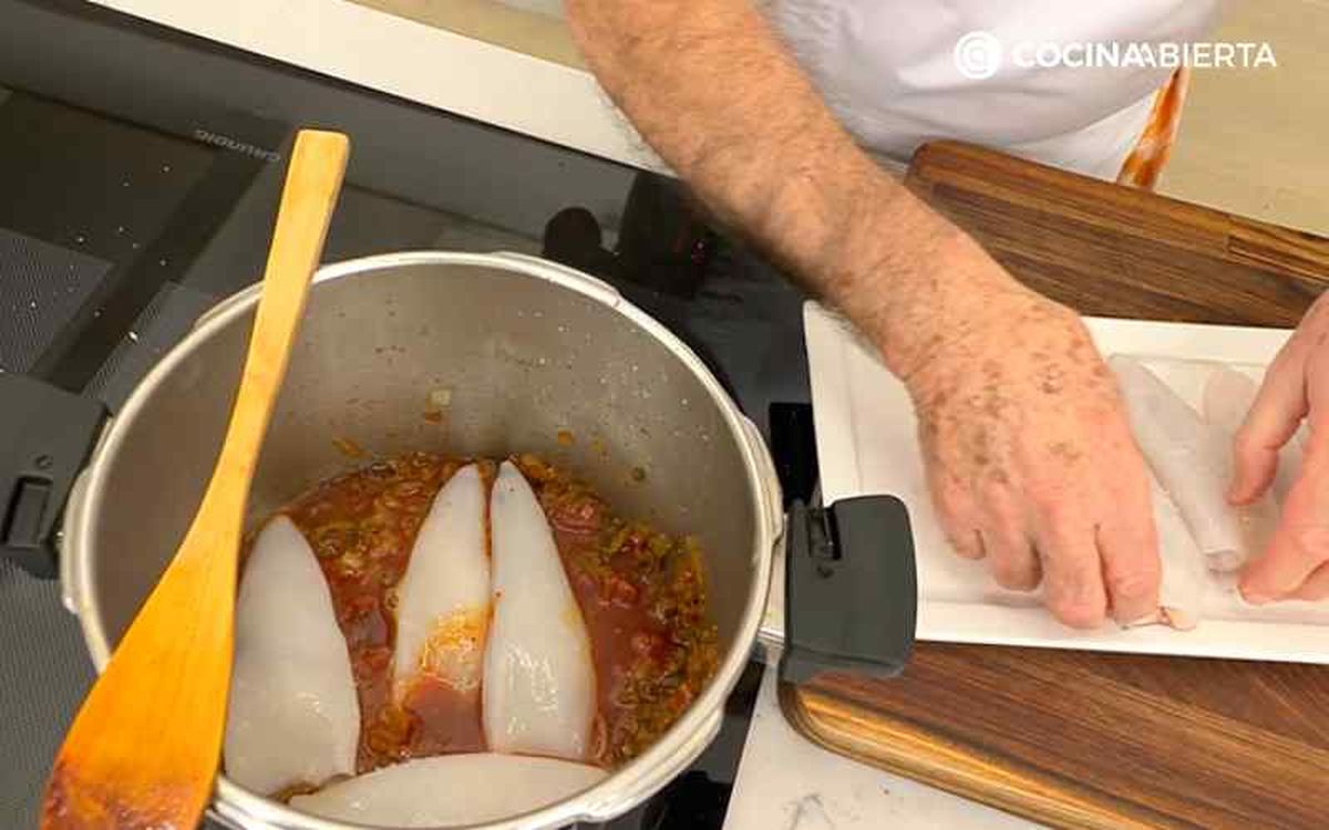 Incorpora los calamares rellenos