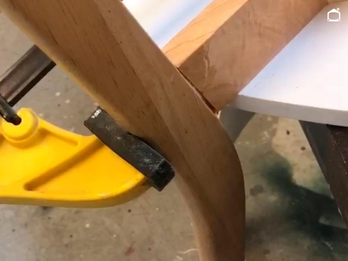 Fijar las partes con adhesivo con sargentos.