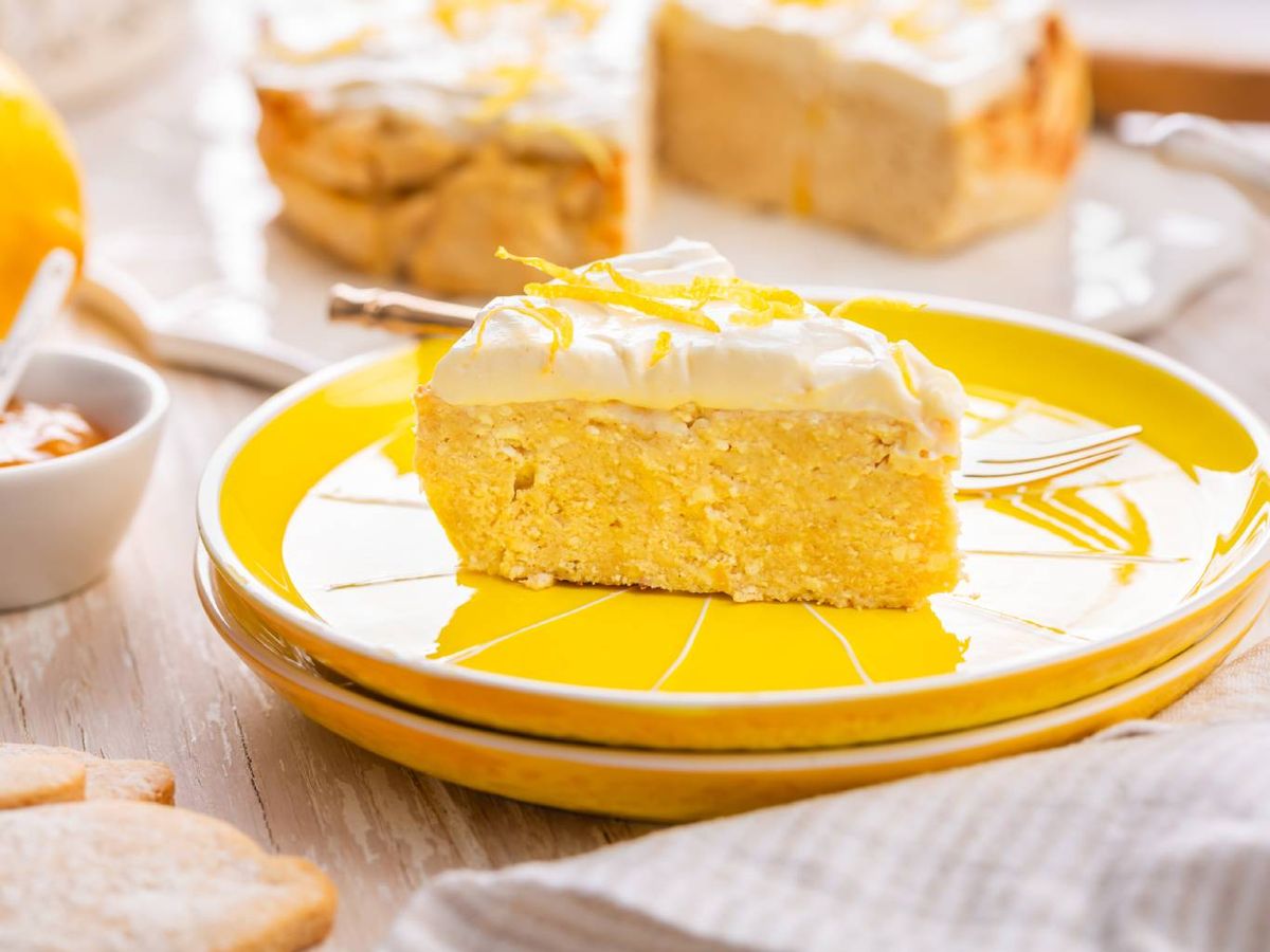 El color amarillo potencia la percepción de acidez y frescura en postres como esta tarta de limón.
