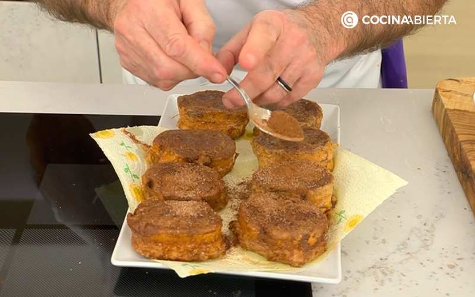 Espolvorea azúcar sobre las torrijas de chocolate Espolvorea azúcar sobre las torrijas de chocolate
