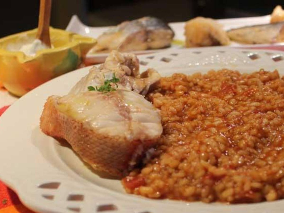 El caldero es el arroz marinero típico del Mar Menor, acompañado de alioli y pescado de roca.