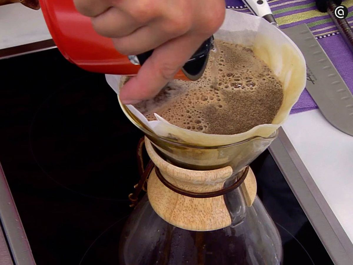 Vierte el agua hirviendo poco a poco