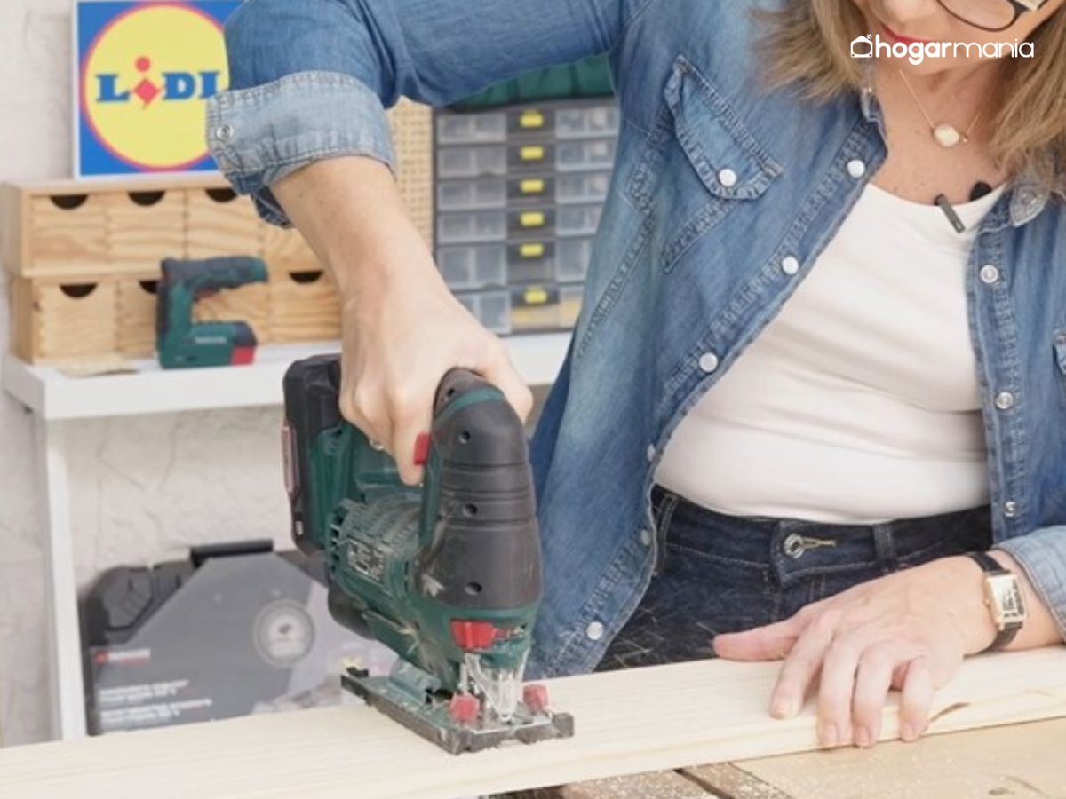La sierra de calar permite cortar las piezas con control y precisión.