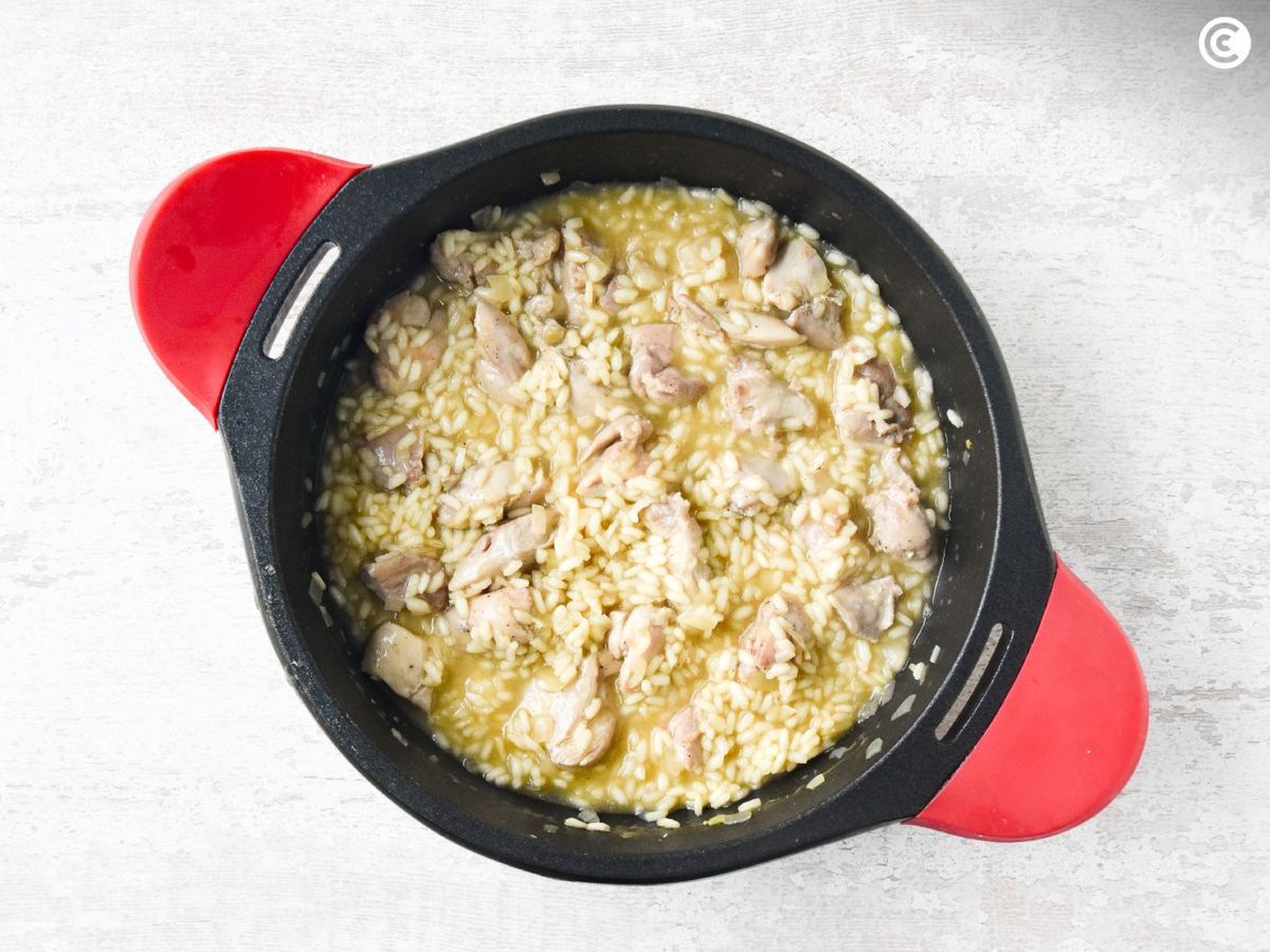 Agregar el caldo poco a pco al risotto de pollo