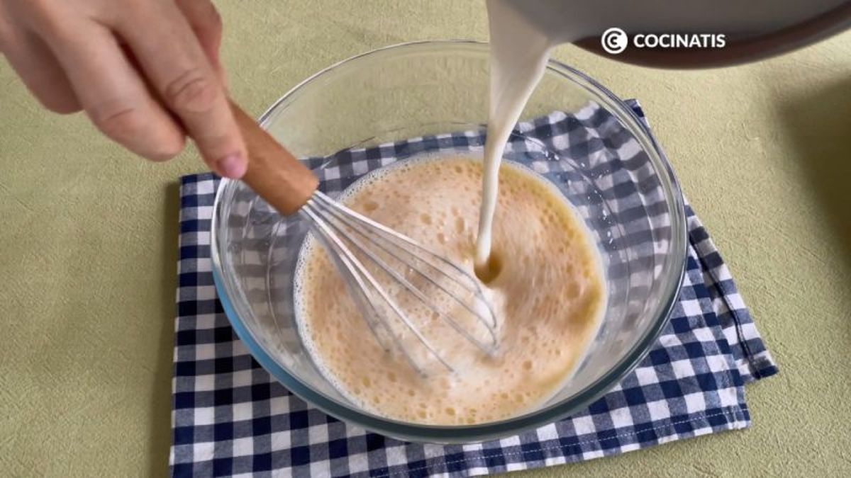 Batimos las yemas mientras agregamos la leche