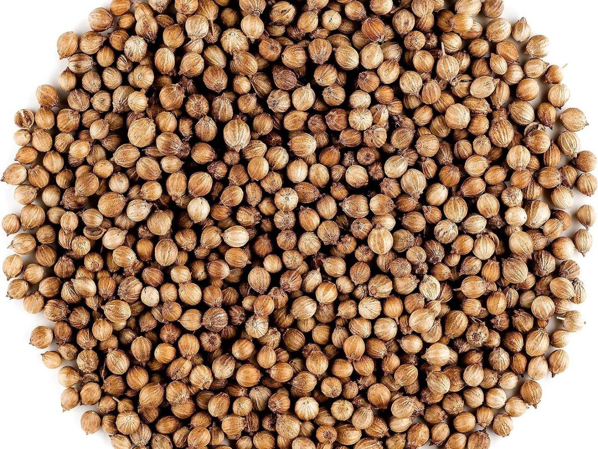 Las semillas secas de cilantro tienen un sabor cálido y especiado, y se usan enteras o molidas en muchas recetas tradicionales.