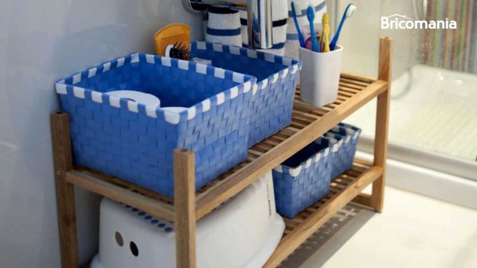 Estantería bajo el lavabo. Estantería bajo el lavabo.