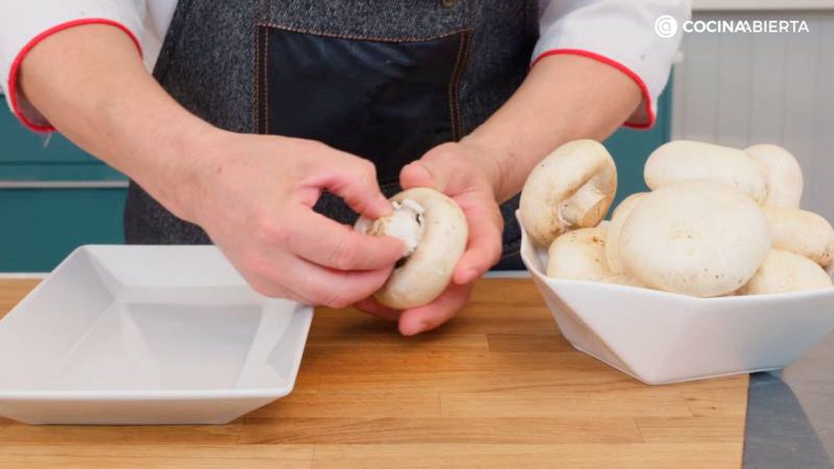Limpia y retira el tronco de los champiñones enteros