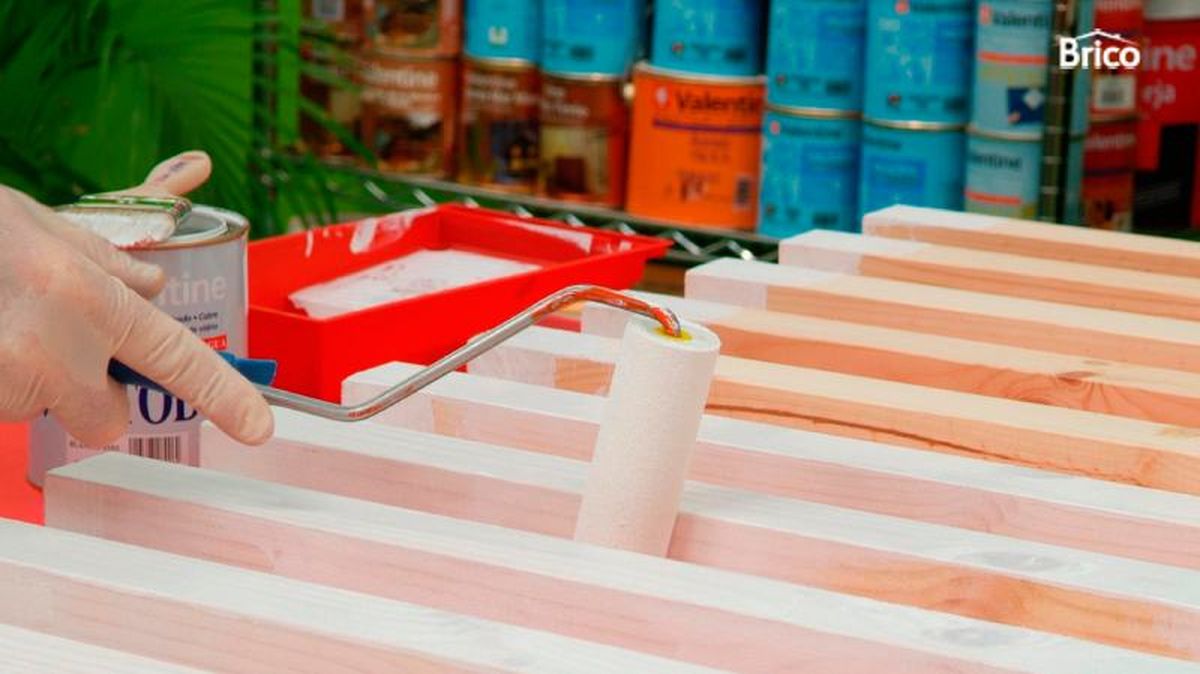 Aplicar esmalte sintetico con una brocha