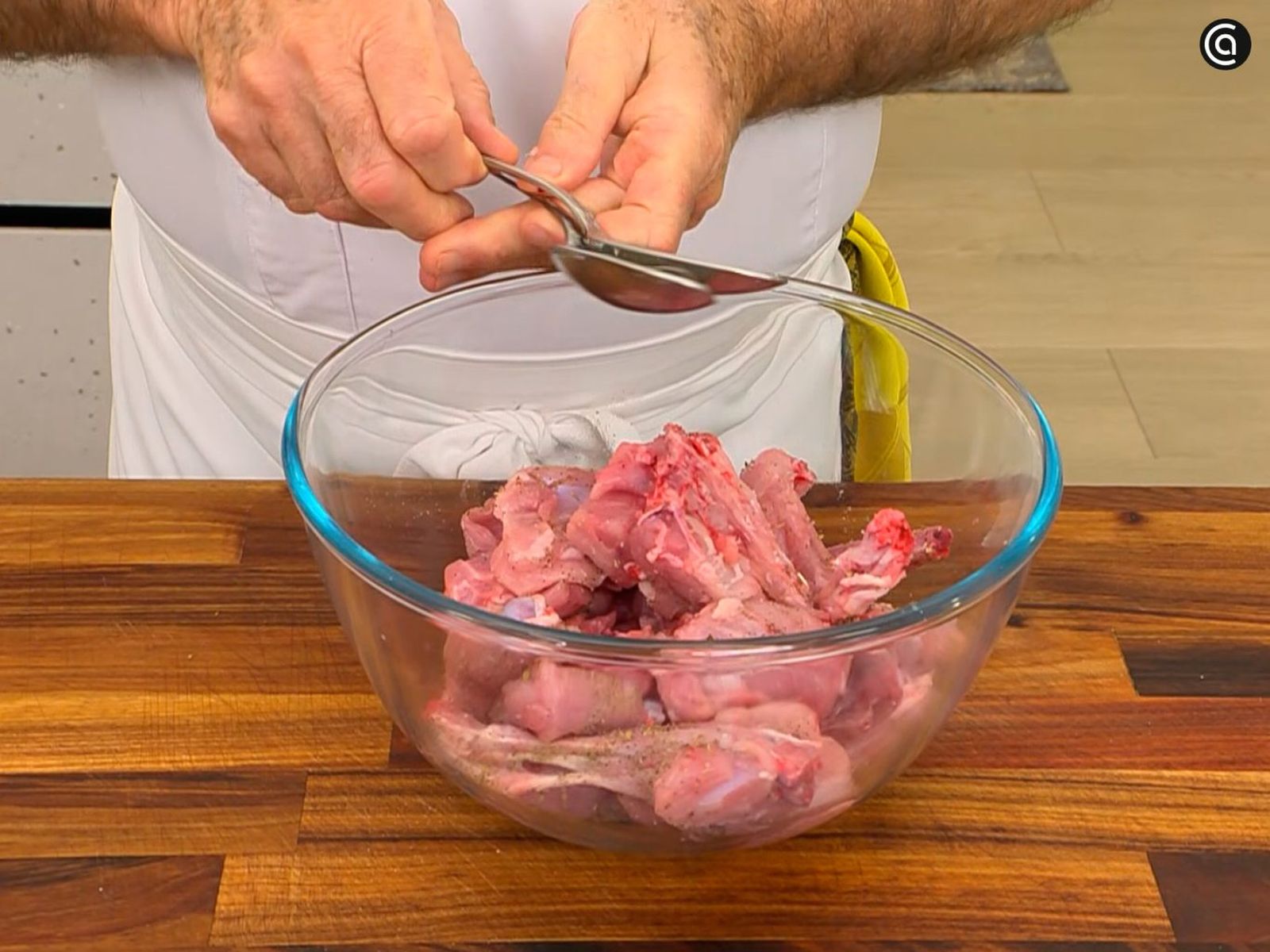 Sazona el conejo con ajo y pimienta al gusto