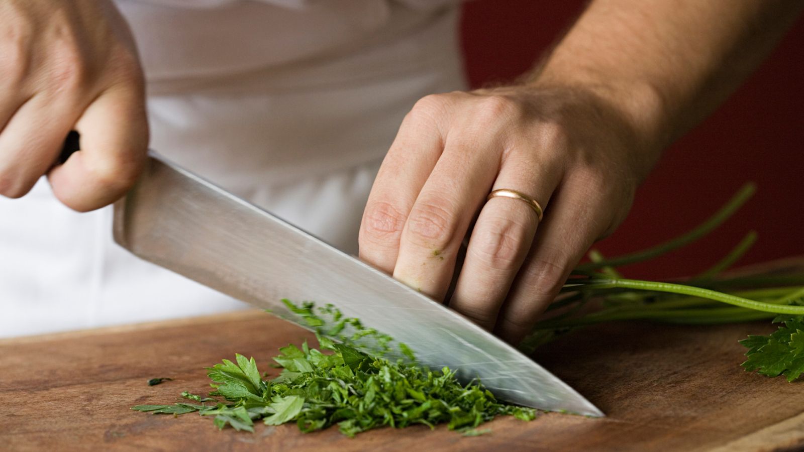 Picar el perejil antes de congelarlo facilita su uso directo en recetas.