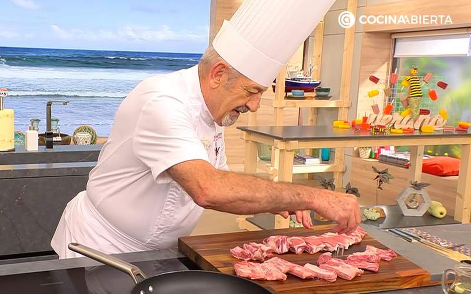 Corta el costillar de cerdo, sazona y salpimienta Corta el costillar de cerdo, sazona y salpimienta