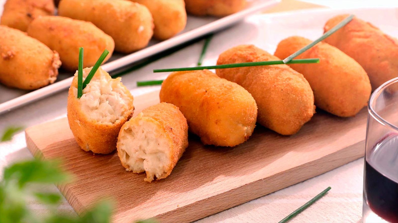 Disfruta estas croquetas de pollo, perfectas como aperitivo o entrante, con su mezcla de textura crujiente y relleno cremoso Disfruta estas croquetas de pollo, perfectas como aperitivo o entrante, con su mezcla de textura crujiente y relleno cremoso