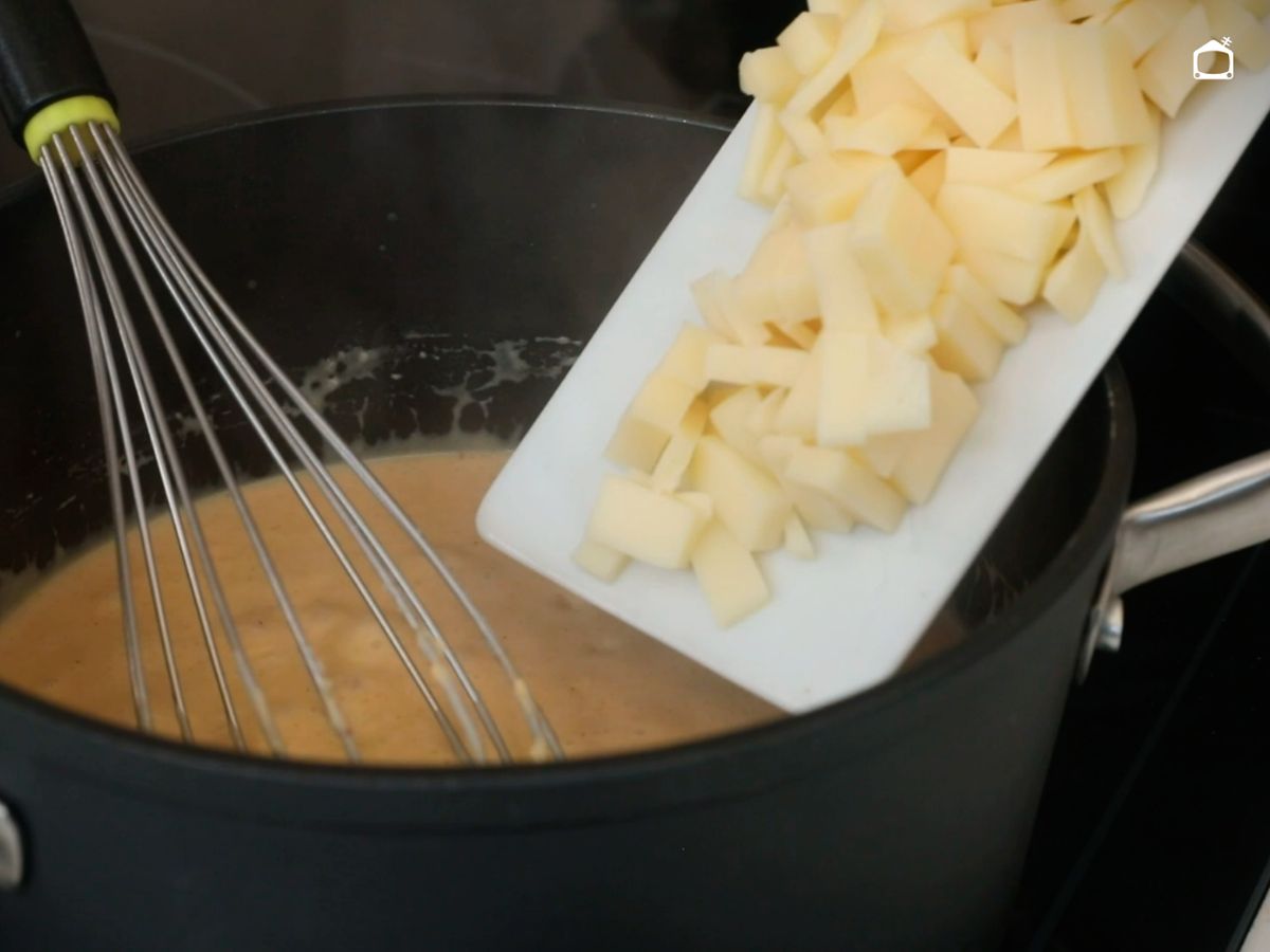 Añade el queso emmental para fundirlo