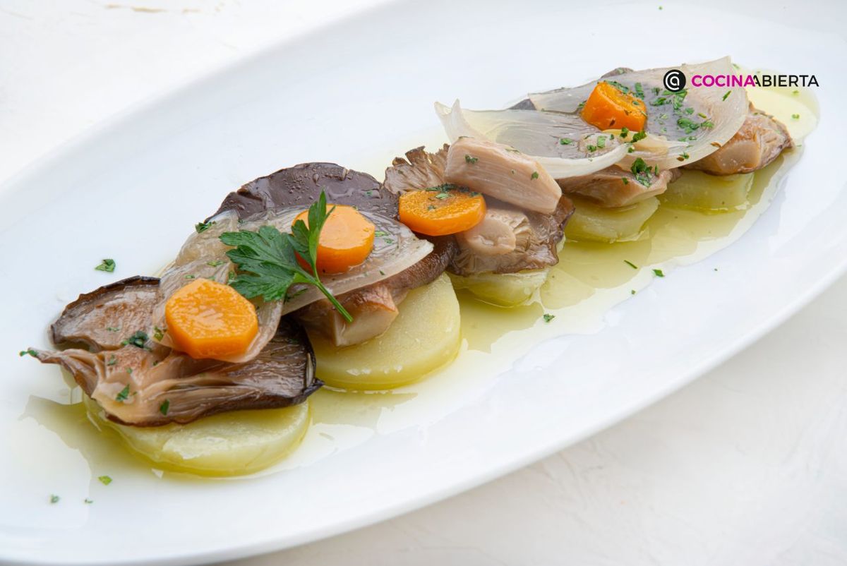 Sirve las setas en escabeche sobre patatas cocidas