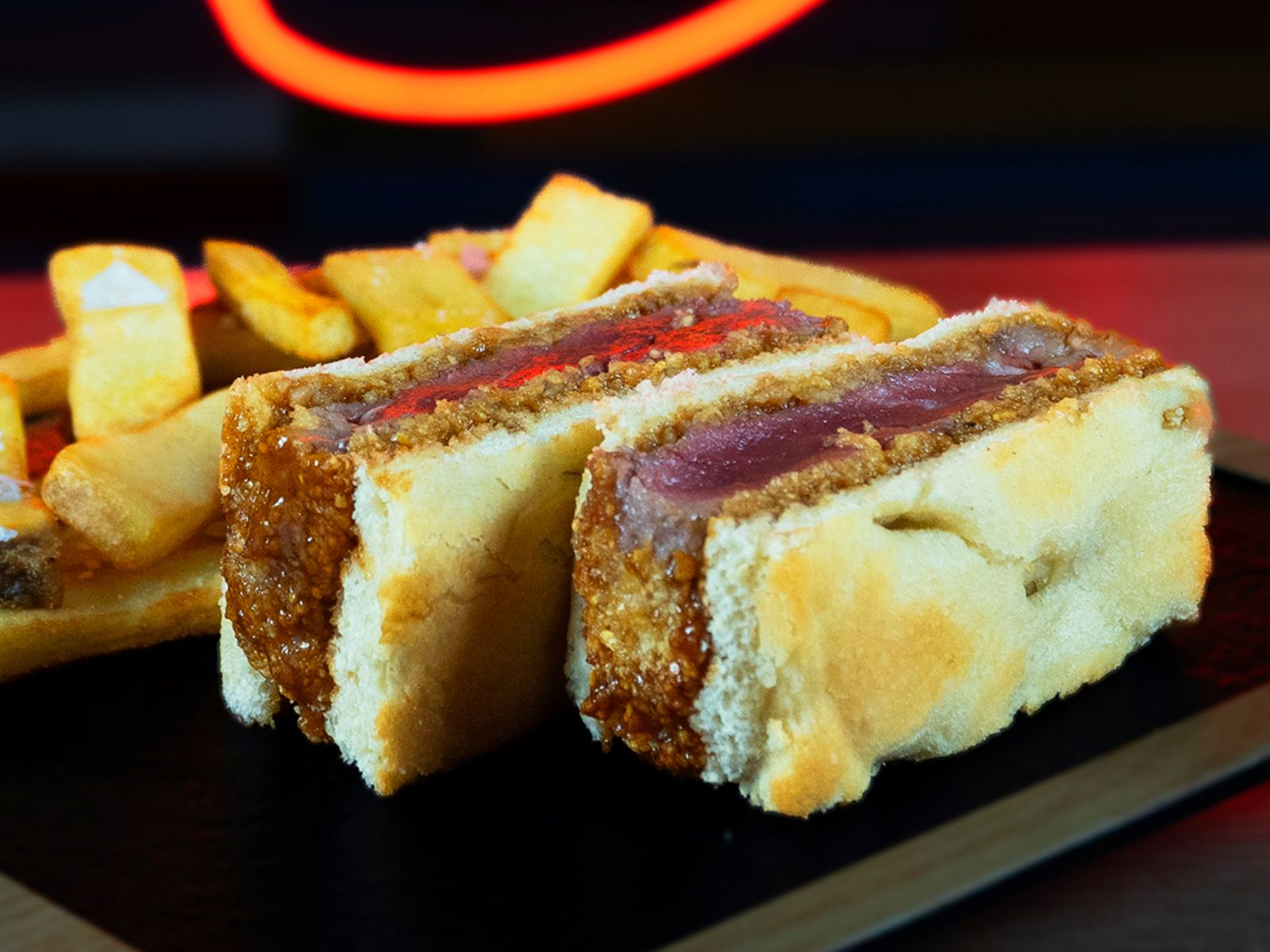 El sándwich japonés de moda: pan de leche y relleno de cerdo,ternera o atún empanado, símbolo del lujo callejero.