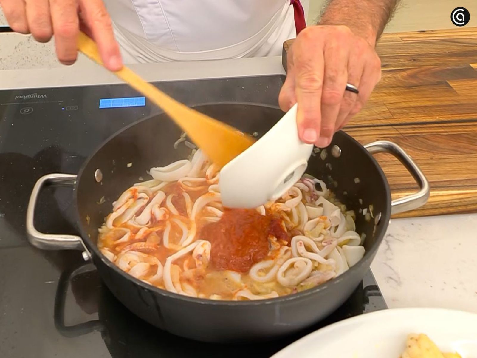Agrega la salsa de tomate