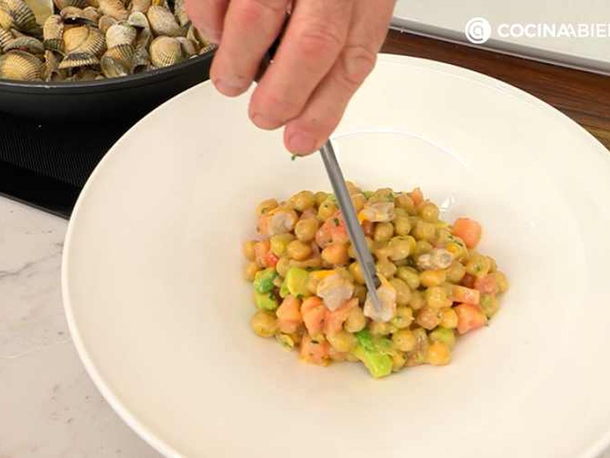Sirve la ensalada de garbanzos con berberechos