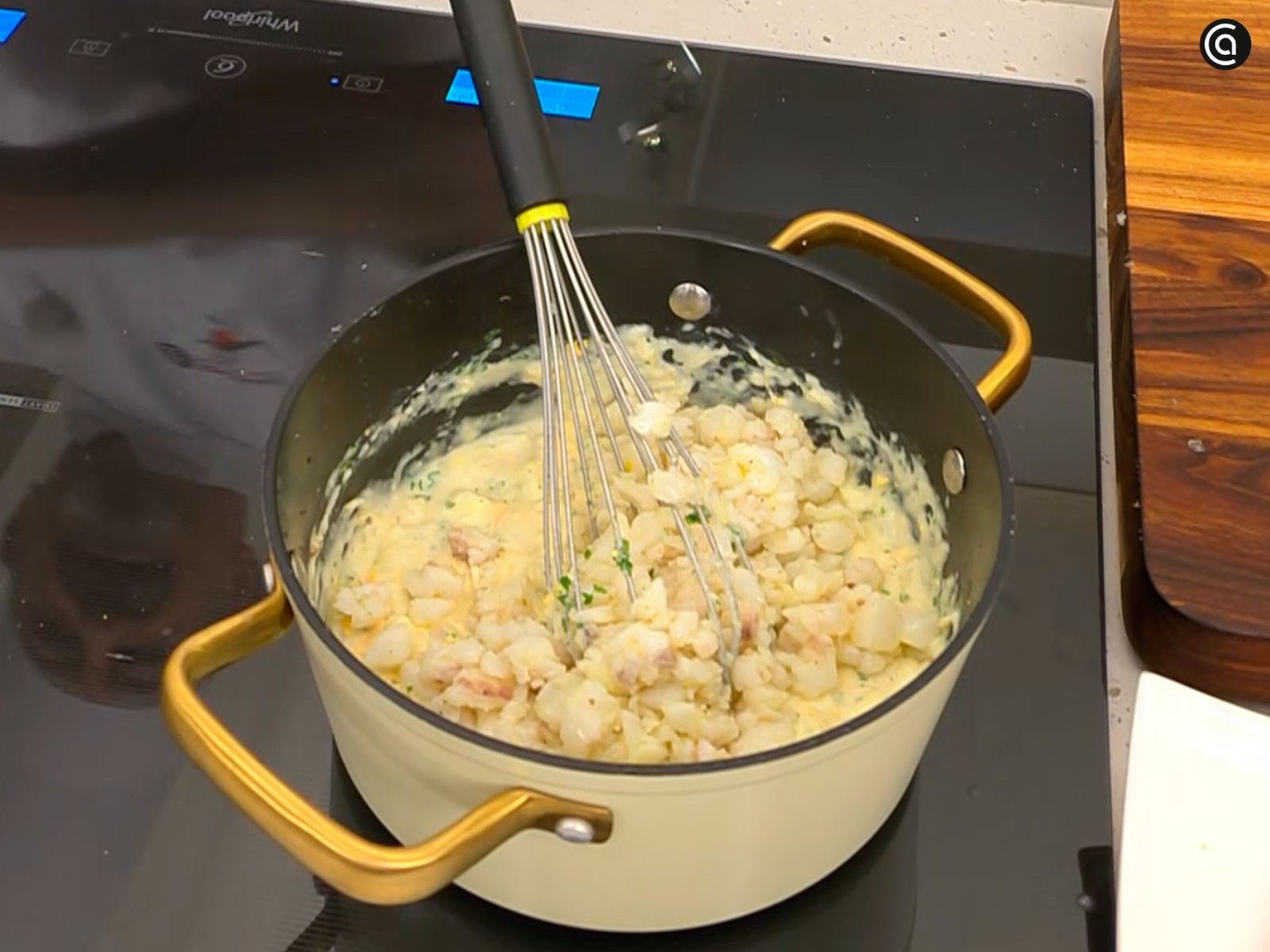 Incorpora la merluza salteada a la salsa bechamel y deja reposar