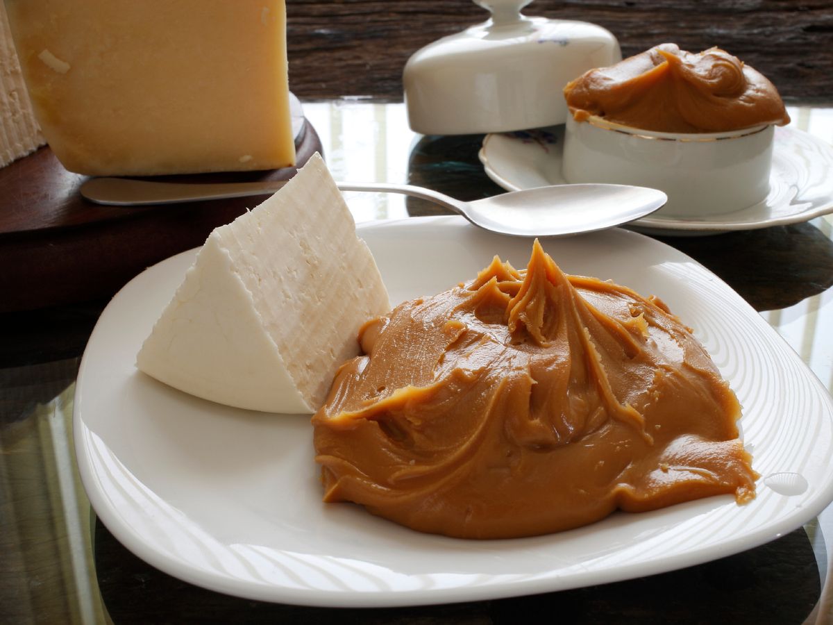 Un maridaje clásico en el Río de la Plata: queso fresco y dulce de leche.