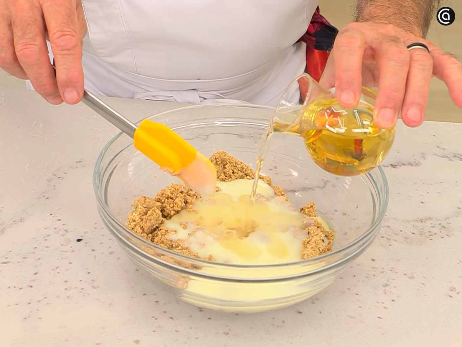 Mezcla las avellanas trituradas con leche condensada Mezcla las avellanas trituradas con leche condensada