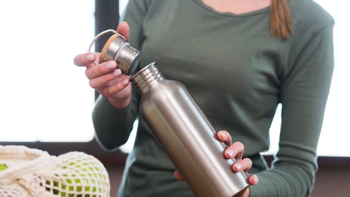 Cómo limpiar botellas de metal o termos por dentro