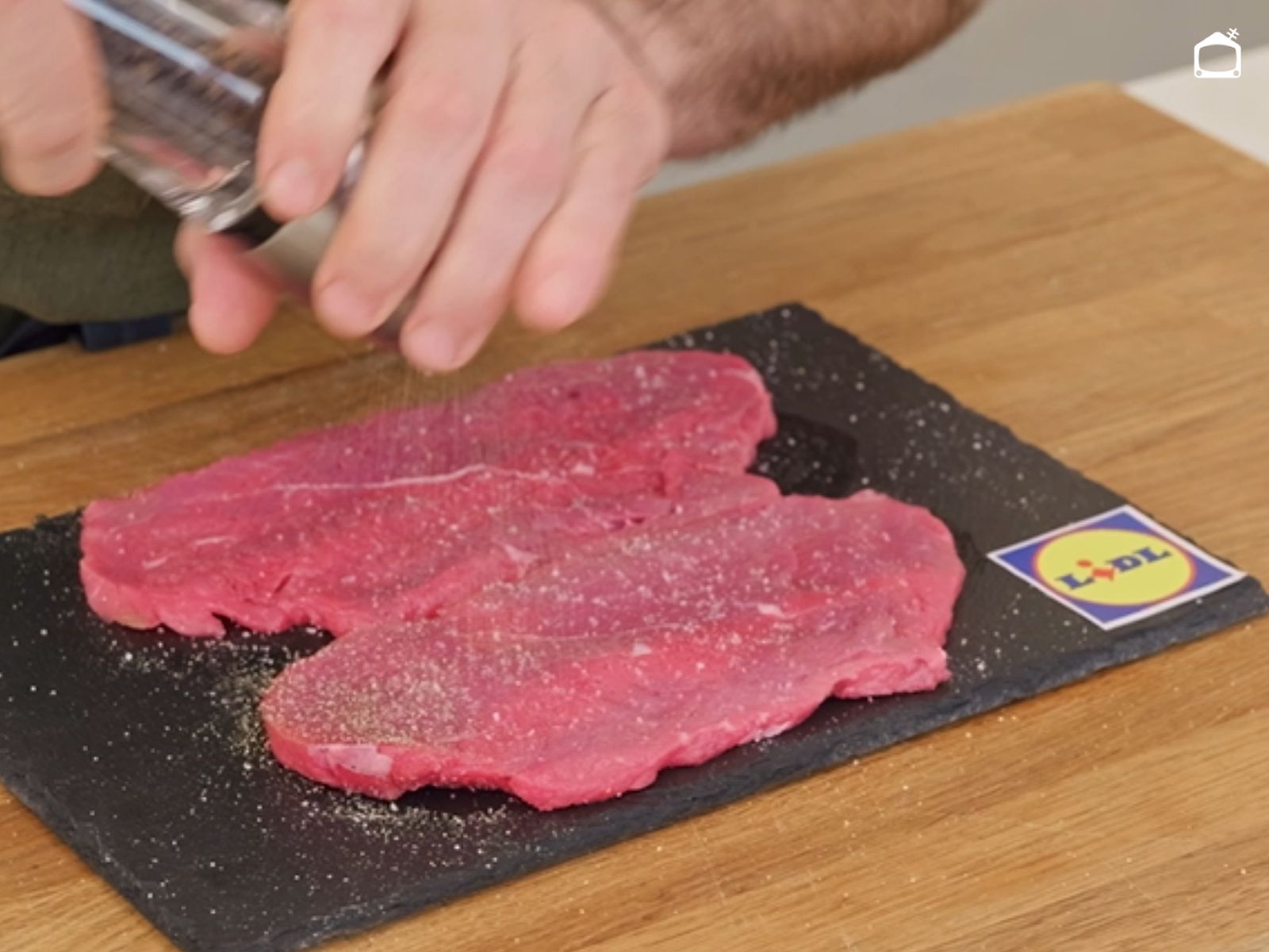 Salpimenta los escalopines de vacuno por ambos lados antes de empanarlos.