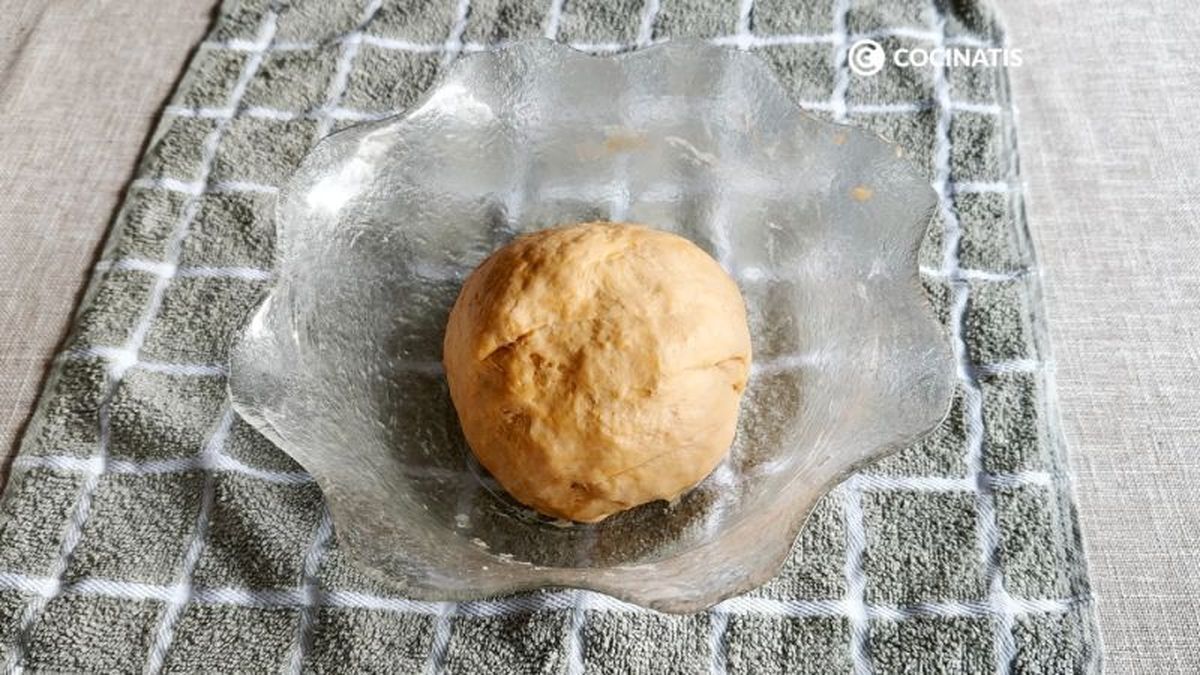 Reposar la masa de la empanada gallega