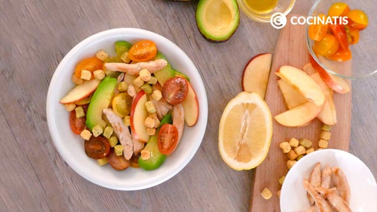 Ensalada de pollo, aguacate y manzana