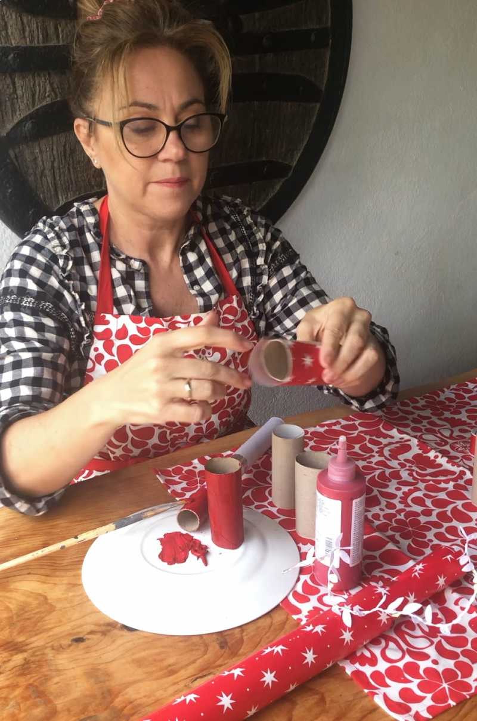 Yolanda Alzola haciendo estrellas navideñas con rollos de cartón de papel higiénico.