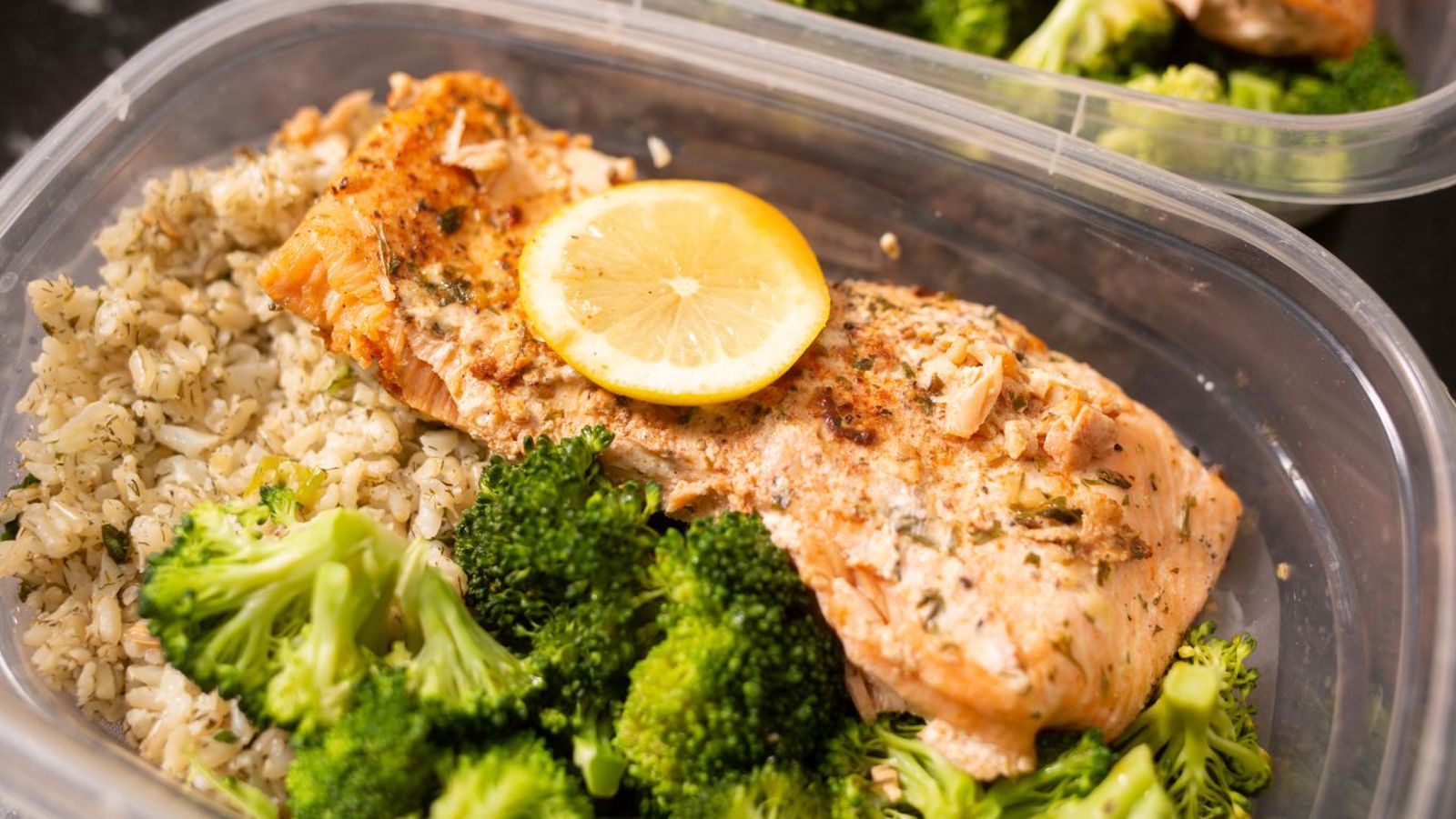 Tupper de pescado para llevar al trabajo Tupper de pescado para llevar al trabajo