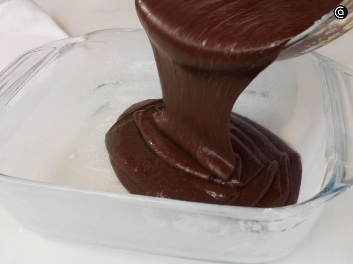 Antes de hornear el brownie de chocolate y café, puedes untar el monde con mantequilla