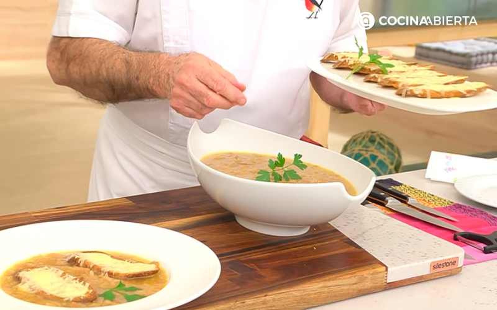 Acompaña la sopa de cebolla con las tostadas Acompaña la sopa de cebolla con las tostadas