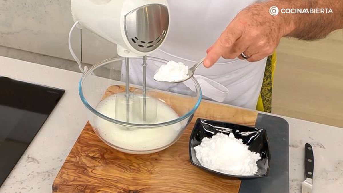 Monta las claras de huevo y añade azúcar