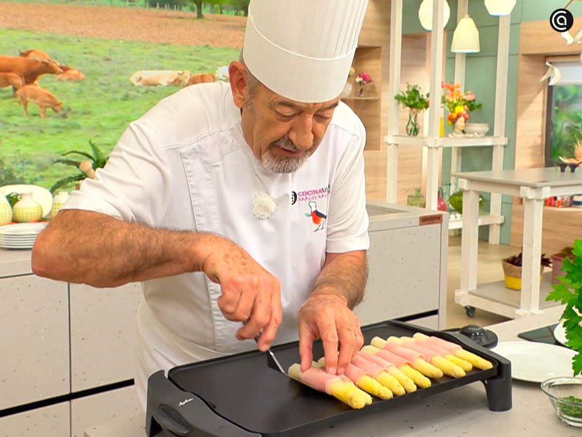 Envuelve los espárragos blancos con jamón cocido y pásalos por la plancha caliente