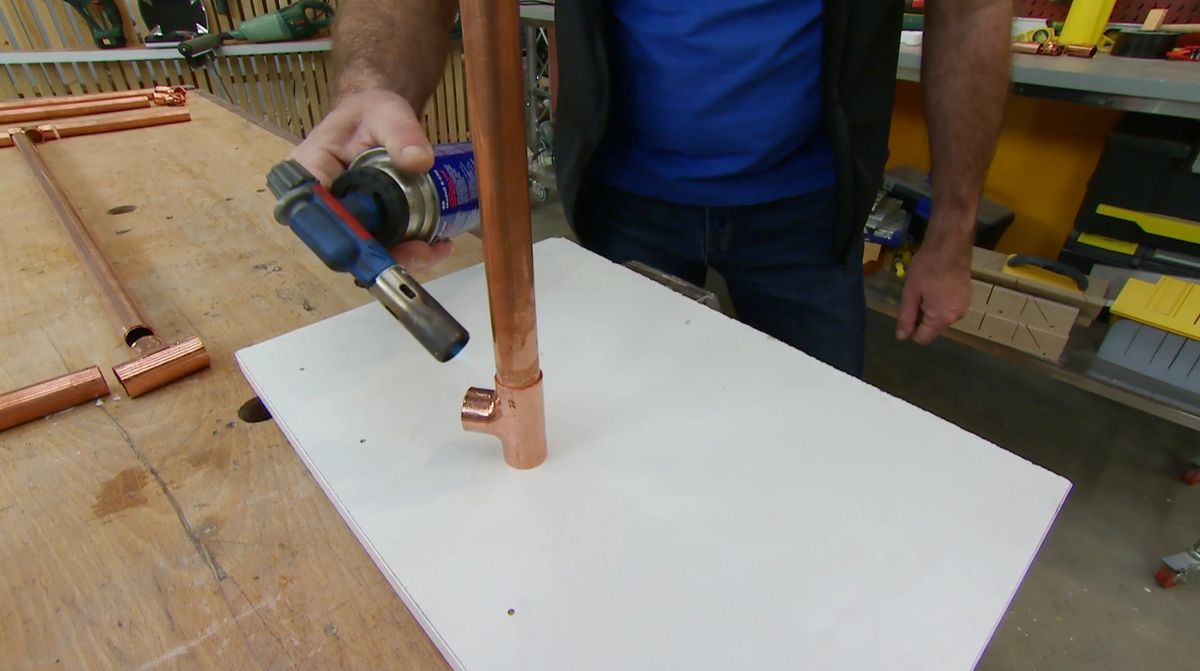 Cómo hacer una estantería de cobre y cerámica paso 3